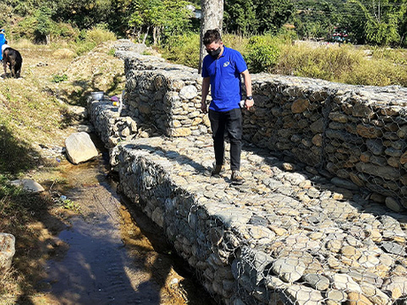 Comment les mailles de gabions contr&ocirc;lent les flux de d&eacute;bris dans les bassins versants montagneux.jpg